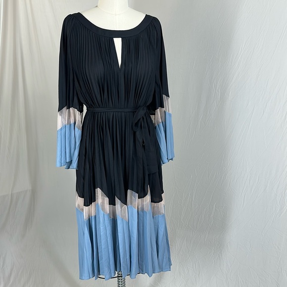 BCBGMaxazria Alessandra Runway
Dress Black and Blue Pleated Keyhole Lace - Picture 1 of 12